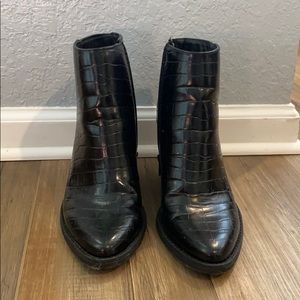 STEVE MADDEN Black crocodile booties